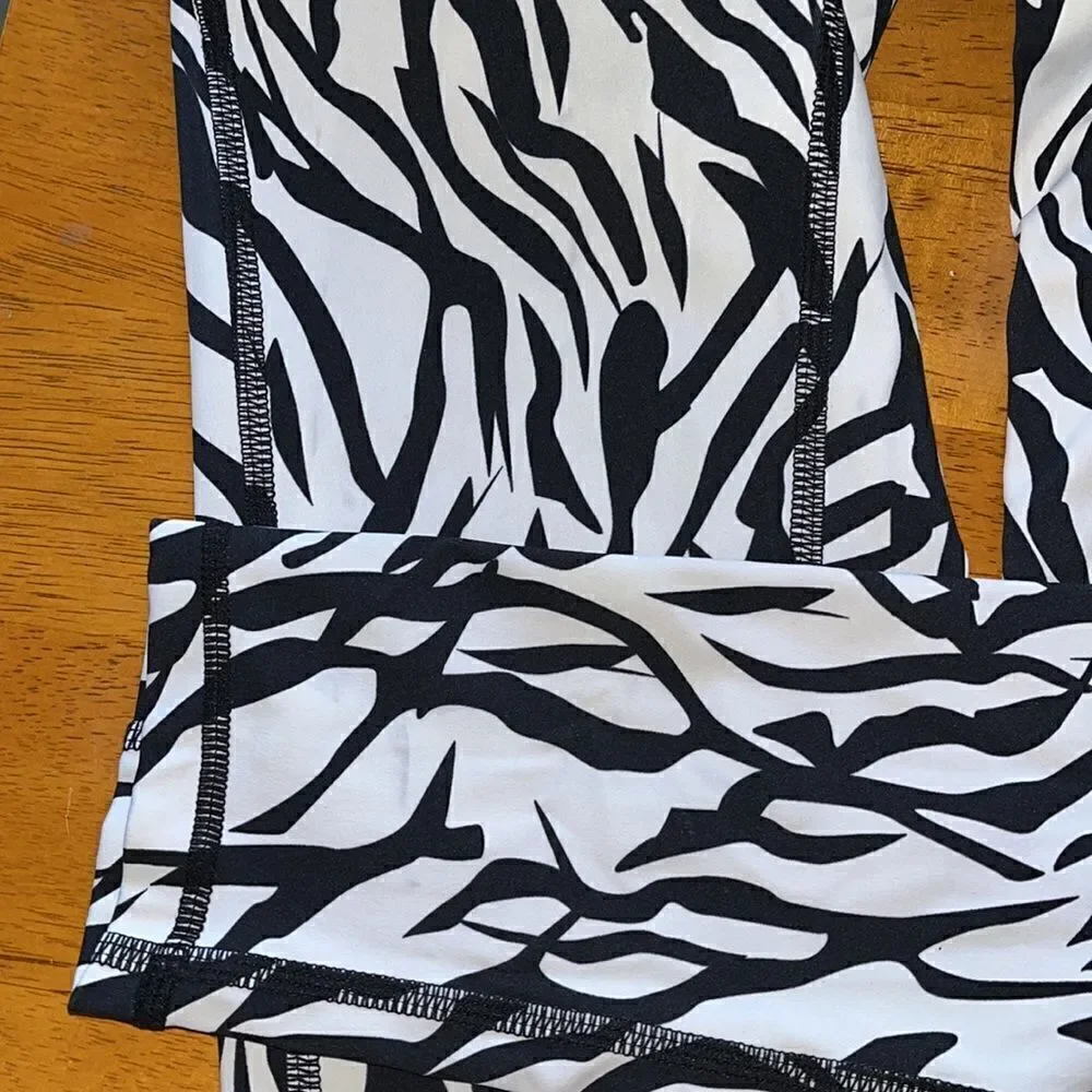 EUC WOMEN SIZE 4 ZYIA ACTIVE SAFARI POCKET BRILLIANT HI-RISE 7/8 ZEBRA LEGGINGS